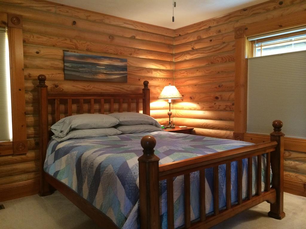 A Breath Of Heaven B&B Траверс-Сити Экстерьер фото
